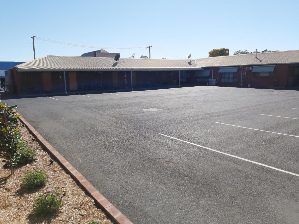 Country Mile Motor Inn Forbes Exterior photo